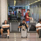 Turistas esperando en una terminal del aeropuerto de El Prat.