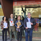Representants de Metges de Catalunya registren la convocatòria de vaga al Departament de Treball.