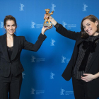 La directora de cinema Carla Simón, a la dreta, mostra l'Os d'Or de la Berlinale aconseguit amb el film 'Alcarràs'.