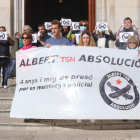 Imagen de los miembros del grupo de apoyo a los encausados para|por las protestas de apoyo a Pablo Hasel en Tarragona.