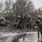 Un home davant tancs russos a Ucraïna.