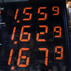 Imatge de preus de combustibles a una benzinera.