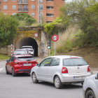 Imatge del semàfor del pont petit del barri Gaudí que regula el trànsit.
