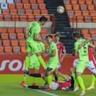 El Nàstic perdió el partido de ida por culpa de dos errores provocados por centros de los baleares.