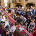 Els nens fent cagar el Tió més llarg del món a la plaça nova d'Alcover.