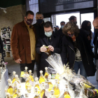 El president de la Generalitat, Pere Aragonès, i la consellera d'Acció Climàtica, Teresa Jordà, miren ampolles d'oli durant una visita a l'Agrobotiga de la Cooperativa d'Arbeca.