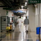 Dos sanitarios caminando por uno de los pasillos del Hospital Clínic de Barcelona.