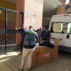 La Guardia Civil ha detenido a 2 personas y investiga a otras 5 por estafas por valor superior a 200.000 euros.