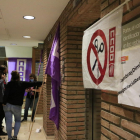 Cerrada de los sindicatos a la última planta del Departament de Educació, en Barcelona, para exigir la retirada del nuevo calendario escolar.