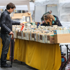 Un comprador mirant els llibres d'una paradeta.