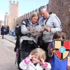 Una familia visitante Montblanc en la Semana Medieval de la Leyenda de Sant Jordi.