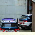 Dos vehicles policials accedint al jutjat d'Igualada