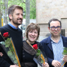 Los autores Toni Cruanyes, Empar Moliner y Sergi Belbel en la foto de familia del desayuno literario organizado durante el día de Sant Jordi.