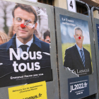 Carteles electorales con el candidato y actual presidente Emmanuel Macron con una nariz de payaso y la candidata Marine Le Pen.