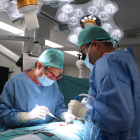La dificultat de la tècnica, nova a l'hospital, requereix el treball conjunt d'especialistes de neurocirurgia i cirurgia vascular.