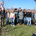 Representantes del Consell Comarcal de la Ribera d'Ebre y de los ayuntamientos de la comarca que participan en la campaña Ribera en Flor, en medio de un campo de melocotoneros en flor en Benissanet.