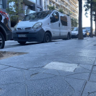 Imagen de una boca de riego tapada con mortero en la calle de Manuel de Falla, junto a Torres Jordi.