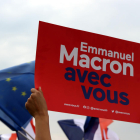 Un cartell de suport a Macron en l'acte electoral del candidat de la República en Marxa.