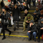Los residentes se refugian dentro de una estación de metro durante una alerta de ataque aéreo en Kyiv (Kiev