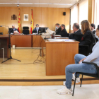 L'acusat de l'assassinat d'una dona a Vila-seca el 27 d'agost del 2020, Juan Pascual H.P., en primer terme, davant la resta del tribunal.