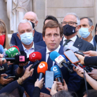 Plano medio del alcalde de Madrid, José Luis Martínez Almeida, atendiendo los medios en la plaza Sant Jaume de Barcelona, acompañado de Josep Bou.