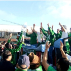 Los jugadores y el cuerpo técnico del CP Calafell celebrando el título por las calles del municipio penedesenc.