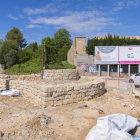 Imatge de les obres de la rotonda del cementiri de Tarragona, on s'incorporarà una construcció de pedra seca i vegetació.