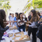 Després del pregó, la comunitat universitària va menjar coca amb xocolata al Campus Catalunya.