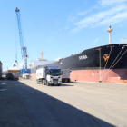 Imatge d'un vaixell carregat de cereals descarregant la mercaderia al Port de Tarragona.