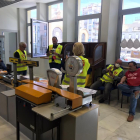 Representantes sindicales cerrados dentro del edificio de Correus.