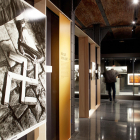 Detall de l'exposició, on es mostren algunes fotografies icòniques dels Català.