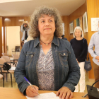 La regidora d'Alternativa per Altafulla, Montse Castellarnau, signant la moció de censura.