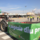 Un tractor de Unió de Pagesos ante el complejo petroquímico de Repsol en Tarragona.