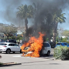 Imatge del vehicle cremat al parking del Decathlon a Les Gavarres.