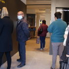 Colas en la oficina 'store' de CaixaBank en Montblanc que centraliza todos los servicios en la comarca.