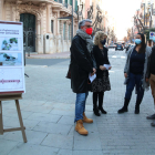 Cartel de la reforma de la calle Cervantes de Tortosa al lado de la alcaldesa y el concejal de Urbanismo y los arquitectos responsables.
