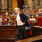 El diputat Matías Alonso (Cs) marxa de l'hemicicle després que la presidenta del Parlament, Laura Borràs, l'hagi expulsat.
