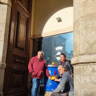 Los concejales de la CUP de Valls depositando su carta en el buzón real.