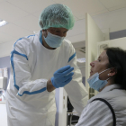Un enfermero del CAP Maresme de Mataró realiza una PCR a una paciente.