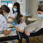 Momento en el que ponen una vacuna a un niño en el CAP de Súria mientras lleva unas gafas de realidad virtual.