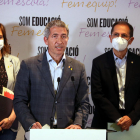 El conseller de Educació, Josep Gonzàlez-Cambray, acompañado de la secretaria de Transformación Educativa, Núria Mora, y el secretario de Centros concertados, Ramon Montes.