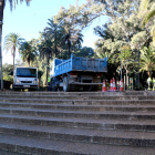 Camions i material d'obra dalt les escaldes d'accés del parc.
