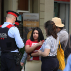 Imagen de la mujer con agentes de los Mossos d'Esquadra.