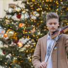 Imatge del violinista Danylo Vasylencho tocant a la plaça Mercadal de Reus.