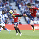 Aimar Oroz controlando una pelota durante el último partido del Osasuna a Liga contra la Real Sociedad.