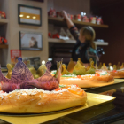 Roscones de reyes preparados para vender en la Pastelería Triomf de Barcelona.