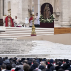 l papa Francisco en el funeral por Benedicto XVI