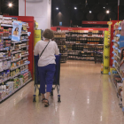 Una mujer comprando en un supermercado de Barcelona.