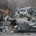 Restos de un avión militar en Kiev.