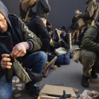 Ucranianos recibiendo armas para defender la ciudad de Kiev de las tropas rusas.